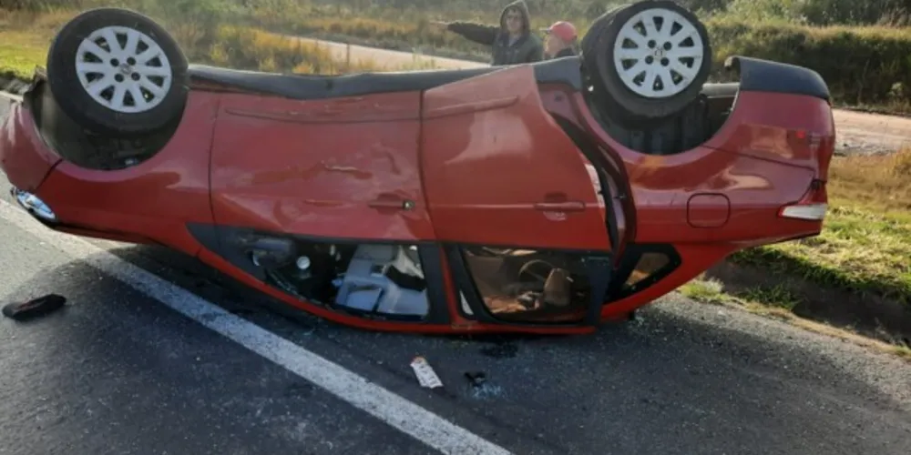 Capotamento foi registrado no km 313 da PR-151, em Carambeí, região dos Campos Gerais