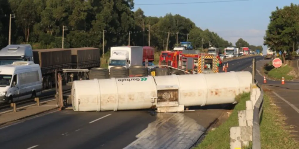 Tombamento ocorreu na tarde desta segunda-feira (20), em Ponta Grossa; Corpo de Bombeiros foi acionado