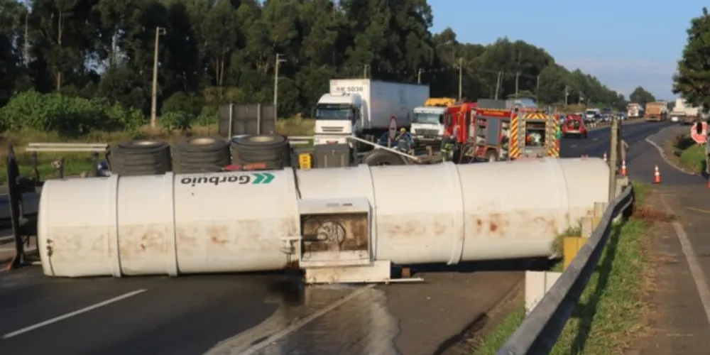 Caminhão carregado com etanol tombou na tarde de ontem na Avenida Presidente Kennedy e interditou totalmente a BR 376