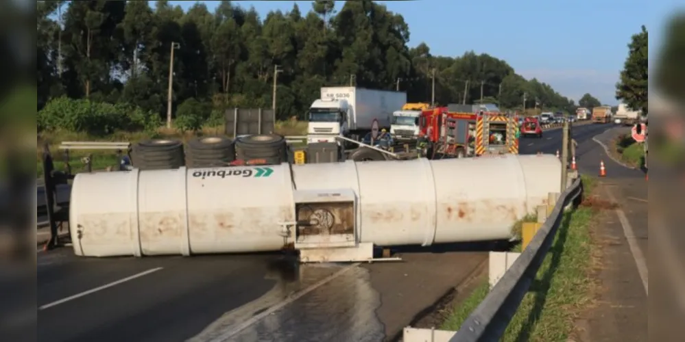 Caminhão carregado com etanol tombou na tarde de ontem na Avenida Presidente Kennedy e interditou totalmente a BR 376