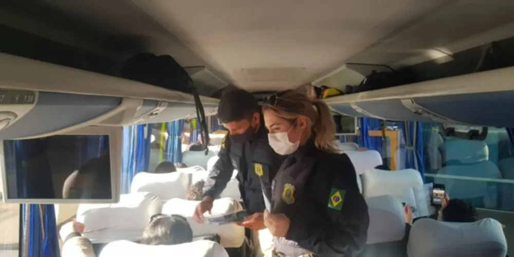 Além do atendimento das ocorrências, policiais também realizaram campanhas de conscientização para motoristas e passageiros na região dos Campos Gerais