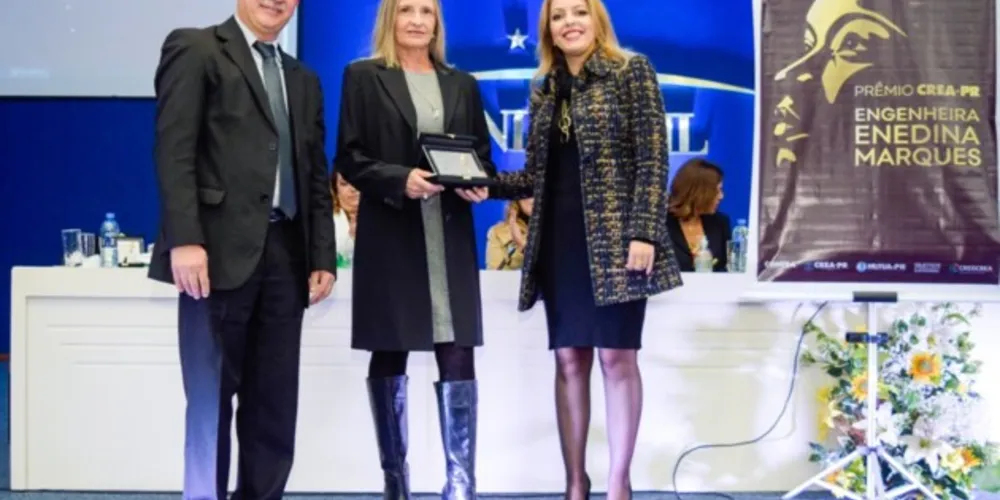 O prêmio foi entregue nesta segunda-feira (20) a oito mulheres profissionais das engenharias, indicadas pelas Entidades de Classe das regionais estaduais onde o Conselho está presente: Apucarana, Cascavel, Curitiba, Guarapuava, Londrina, Maringá, Pato Branco e Ponta Grossa.