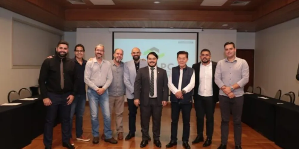 Representantes da construção civil paranaense em reunião com a FENAPC