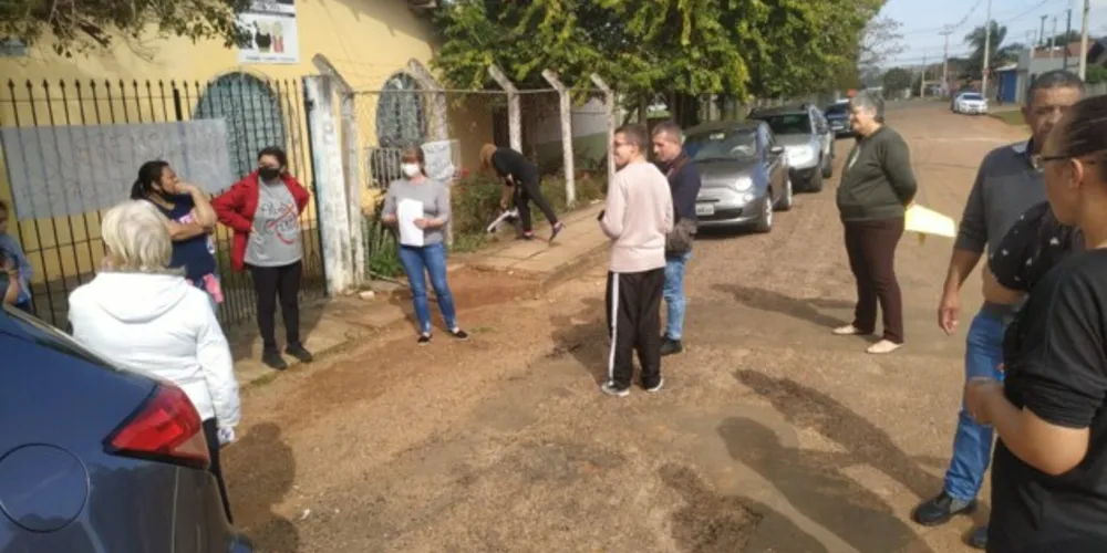 Moradores do bairro reunidos em frente à sede do Centro do Idoso do Cará-Cará.