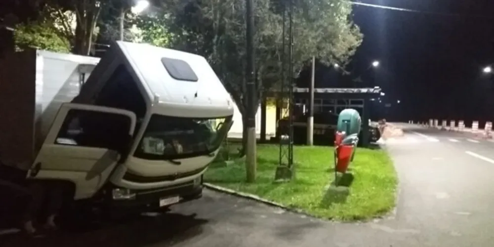 A equipe da PRF encontrou dentro da cabine do veículo uma sacola contendo o valor de R$119 mil em espécie