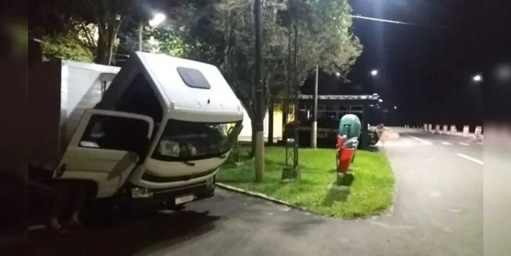 A equipe da PRF encontrou dentro da cabine do veículo uma sacola contendo o valor de R$119 mil em espécie
