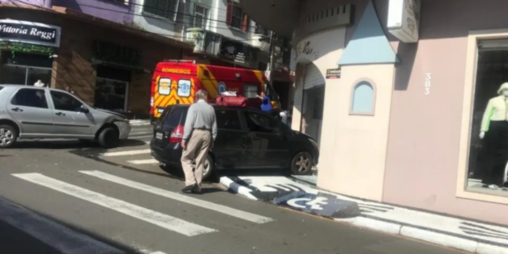 Acidente ocorreu na esquina entre as ruas Dr. Colares e Sant’Ana, na tarde desta quarta-feira (22)