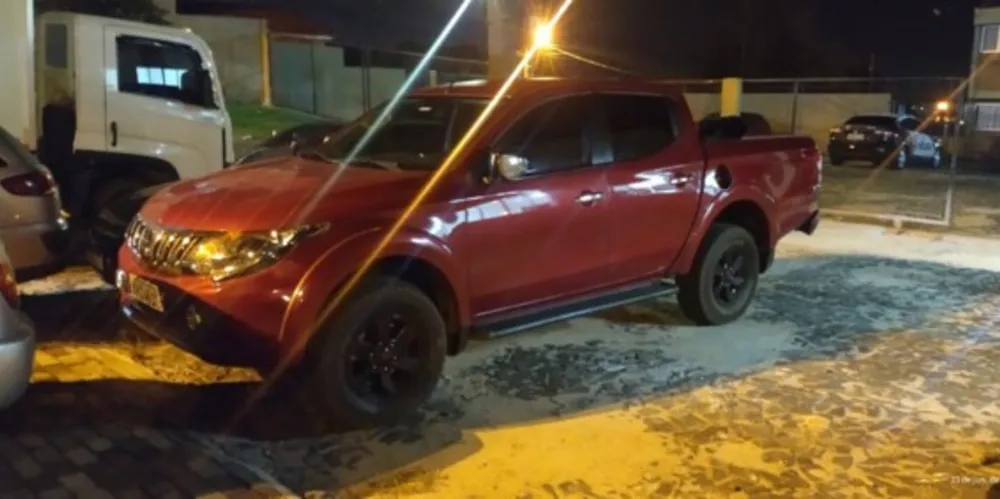 PM recupera caminhonete roubada de uma empresa de prestação de serviços em Ponta Grossa; rapaz de 24 anos, suspeito pelo crime, foi preso após buscas realizadas na região