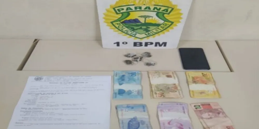 Policia apreendeu cinco buchas de substância análoga a maconha e mais de R$ 1 mil em dinheiro 'trocado'