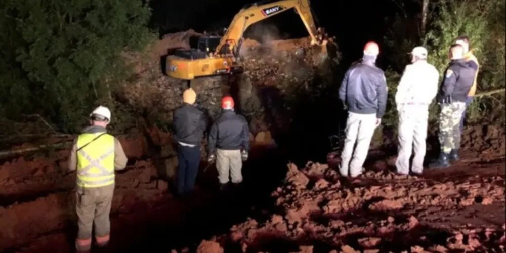 Homem foi soterrado na noite deste sábado (25)