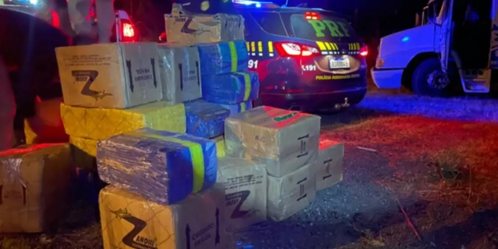 Durante fiscalização de rotina, a equipe abordou um caminhão Mercedes Benz com uma tonelada da droga