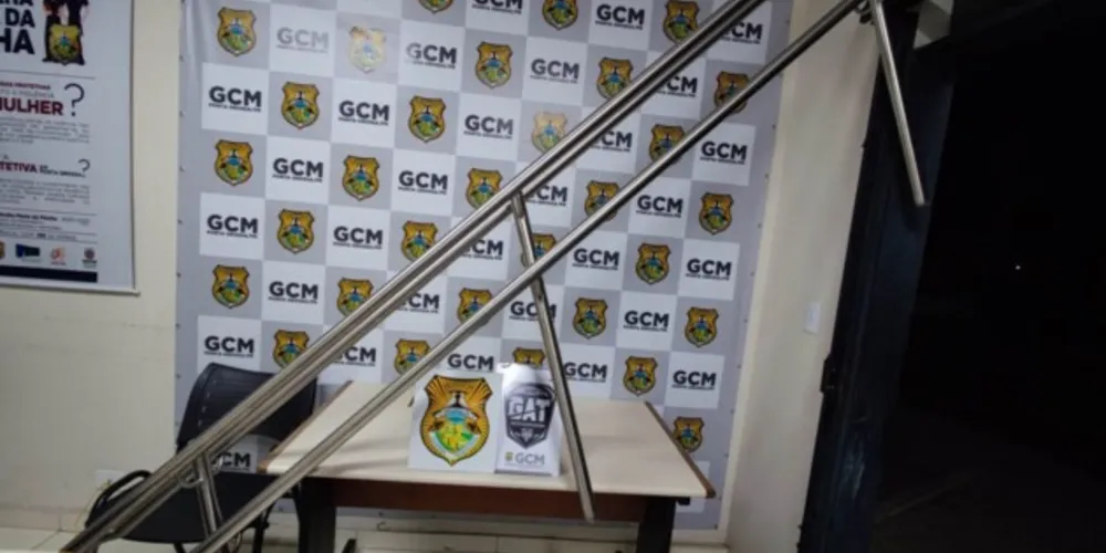 Estrutura foi levada da agência da Caixa Econômica Federal no centro de Ponta Grossa; homem foi visto na praça do Ponto Azul carregando o material