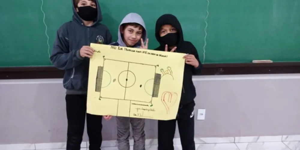 Alunos produziram cartazes em grupos sobre o tema