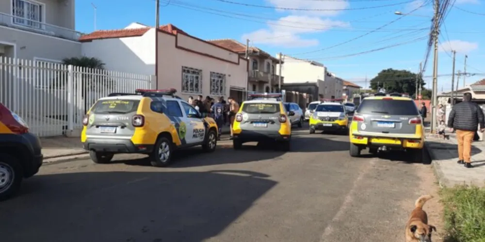 Situação ocorreu na tarde desta segunda-feira (27), em Ponta Grossa. Filho teria entrado em surto psicótico