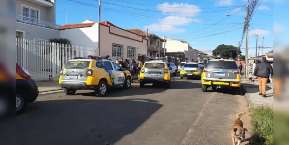 Situação ocorreu na tarde desta segunda-feira (27), em Ponta Grossa. Filho teria entrado em surto psicótico