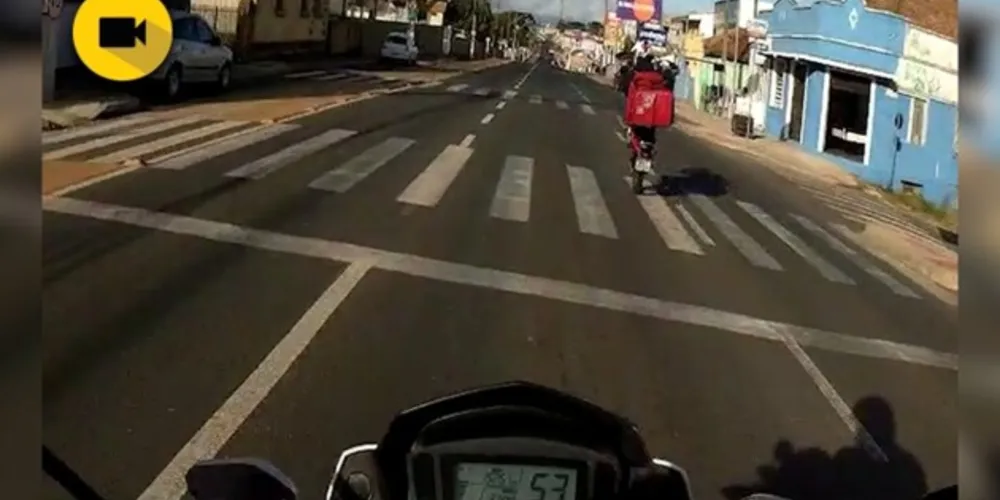 Motoboy carregava uma mochila bag nas costas enquanto realizava as manobras.
