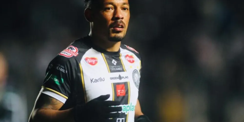 Tomas Bastos, após cumprir suspensão, está de volta ao time do técnico Claudinei Oliveira