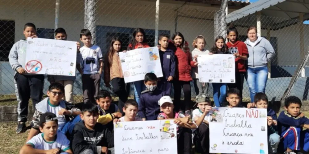 Alunos expuseram cartazes criados contra práticas abusivas