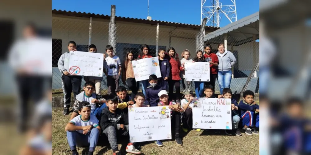 Alunos expuseram cartazes criados contra práticas abusivas