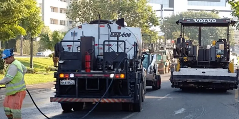 Trânsito está bloqueado totalmente no sentido Bairro-Centro, entre um supermercado e a 'Rotatória dos Tropeiros'