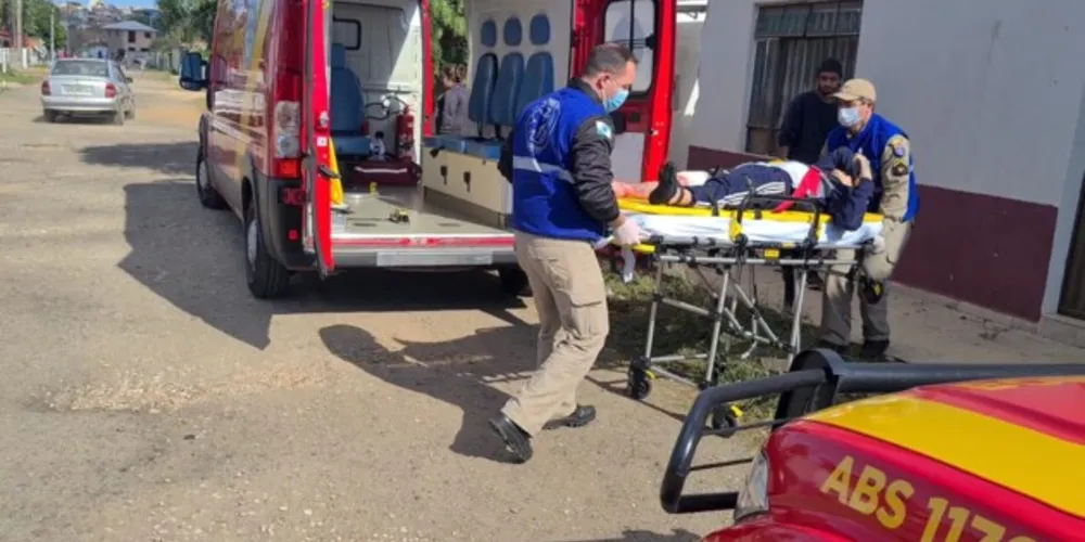 Rapaz de 25 anos foi alvejado na coxa direita e precisou ser encaminhado pelos Bombeiros para o Hospital Regional