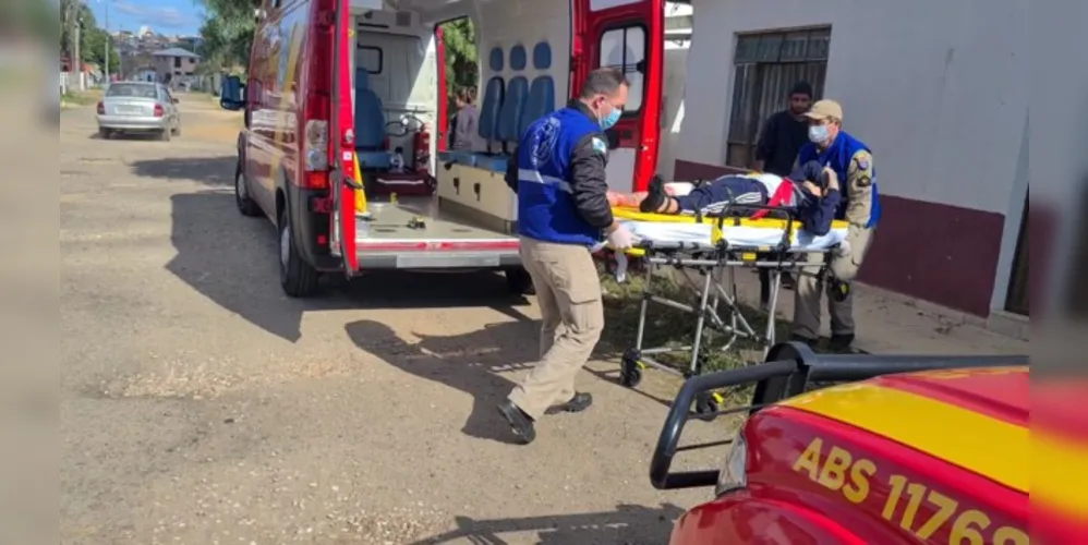 Rapaz de 25 anos foi alvejado na coxa direita e precisou ser encaminhado pelos Bombeiros para o Hospital Regional