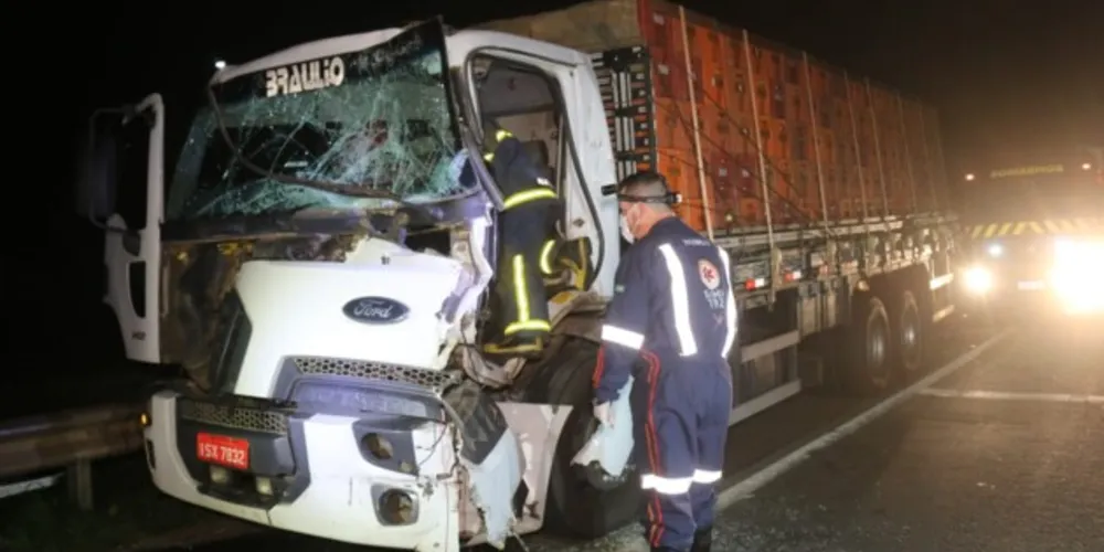 Batida ocorreu no sentido PG-Curitiba da BR-376, entre os viadutos do Santa Paula e Santa Terezinha