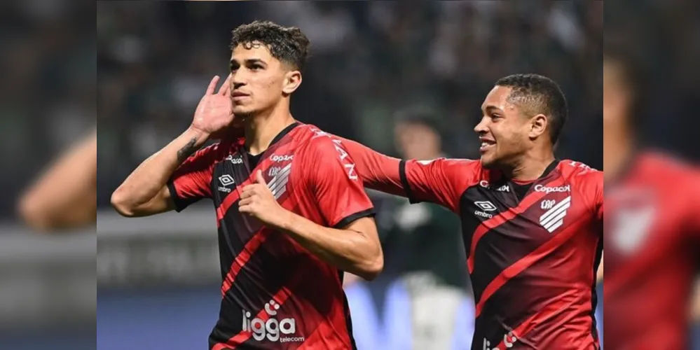 Vitor Bueno e Vitor Roque foram os autores dos gols do Athletico.