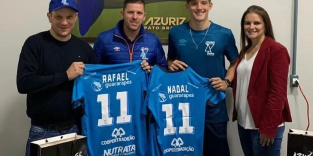 Rafael Nadal na assinatura do seu contrato profissional, ao lado dos pais Marcos e Andreia.