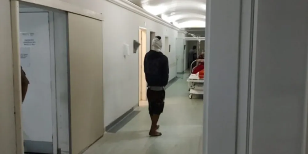 Testemunhas disseram que o homem foi detido e agredido após ter cometido um roubo no centro de Ponta Grossa