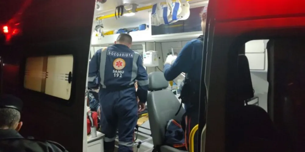 Desentendimento entre tutores dos cães resultou em ferimentos graves para ambos, que levaram várias facadas e foram encaminhados ao Hospital Regional