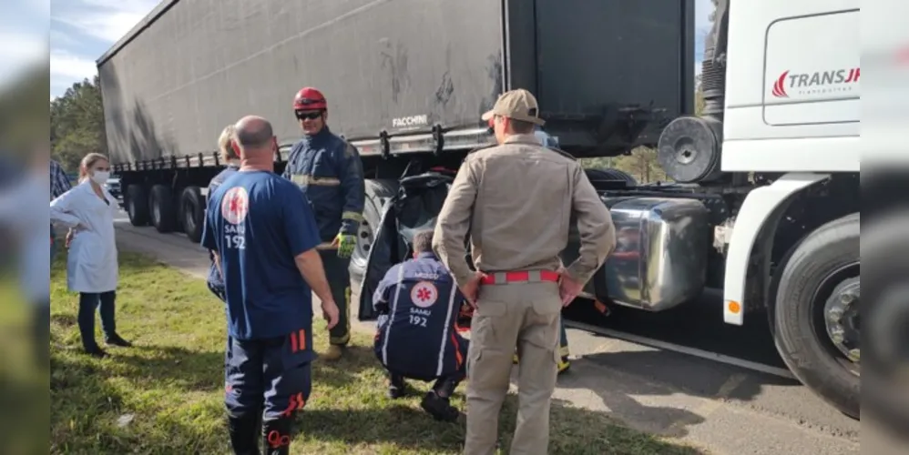 Toyota Corolla parou o veículo no acostamento da PR-151 e pode ter provocado a própria morte