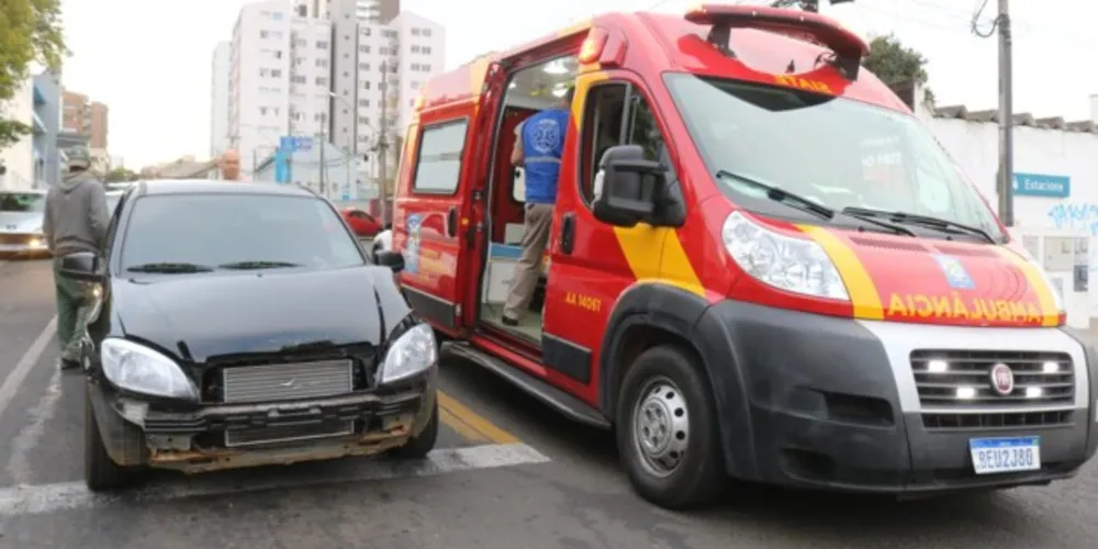 Acidente ocorreu nesta sexta-feira (8), na esquina entre a rua Penteado de Almeida e a Avenida Bonifácio Vilela