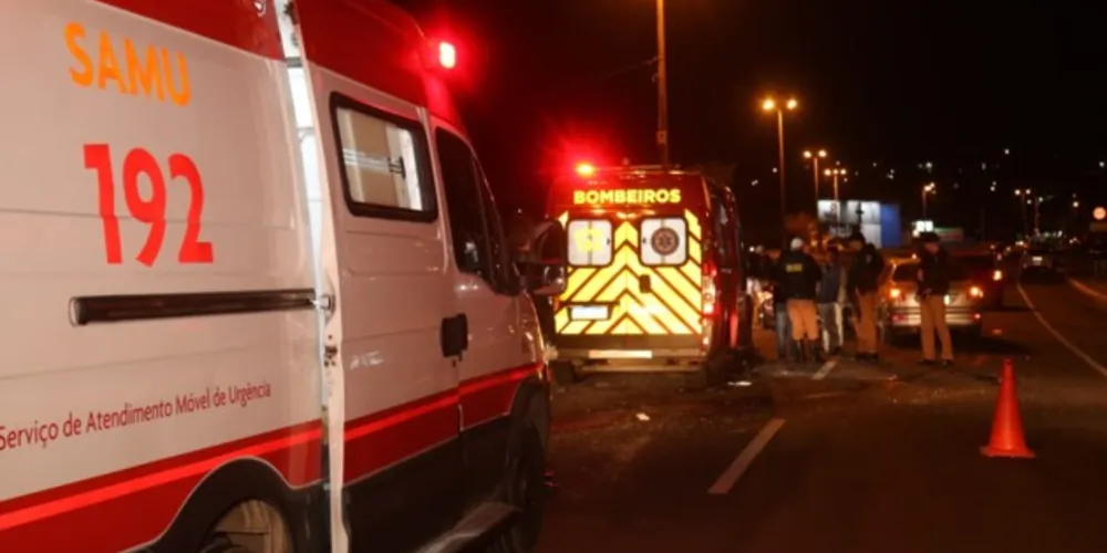 Colisão na Avenida Visconde de Taunay ocorreu na noite deste sábado (9) e mobilizou equipes de socorro