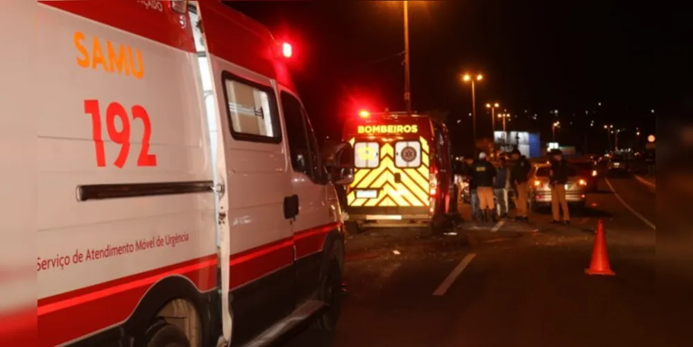 Colisão na Avenida Visconde de Taunay ocorreu na noite deste sábado (9) e mobilizou equipes de socorro