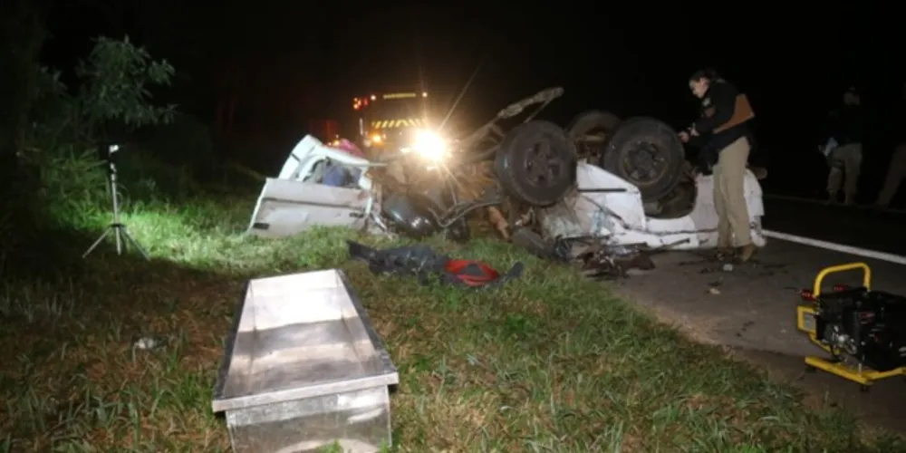 Colisão frontal foi entre uma caminhonete S10 e um caminhão carregado com soja; motorista do automóvel não resistiu e morreu no local