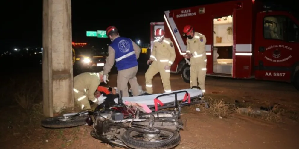 Acidente na madrugada nesta segunda (11), próximo do acesso ao Contorno Leste, foi entre uma moto e um Chevrolet Cruze