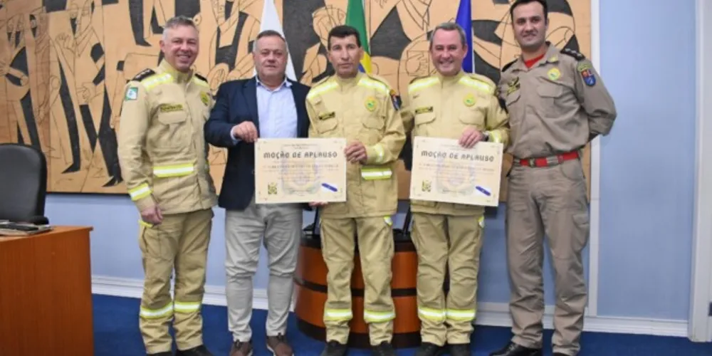 Paulo Balansin e os bombeiros homenageados.