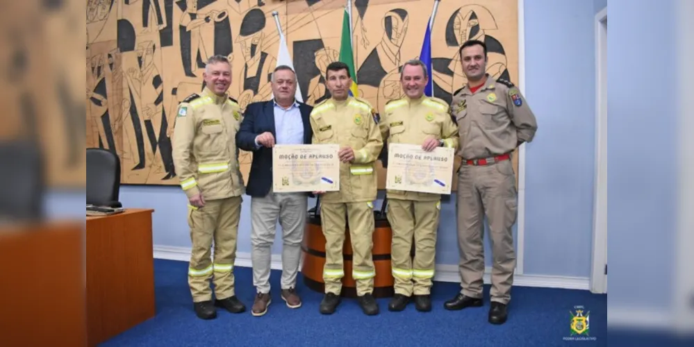 Paulo Balansin e os bombeiros homenageados.