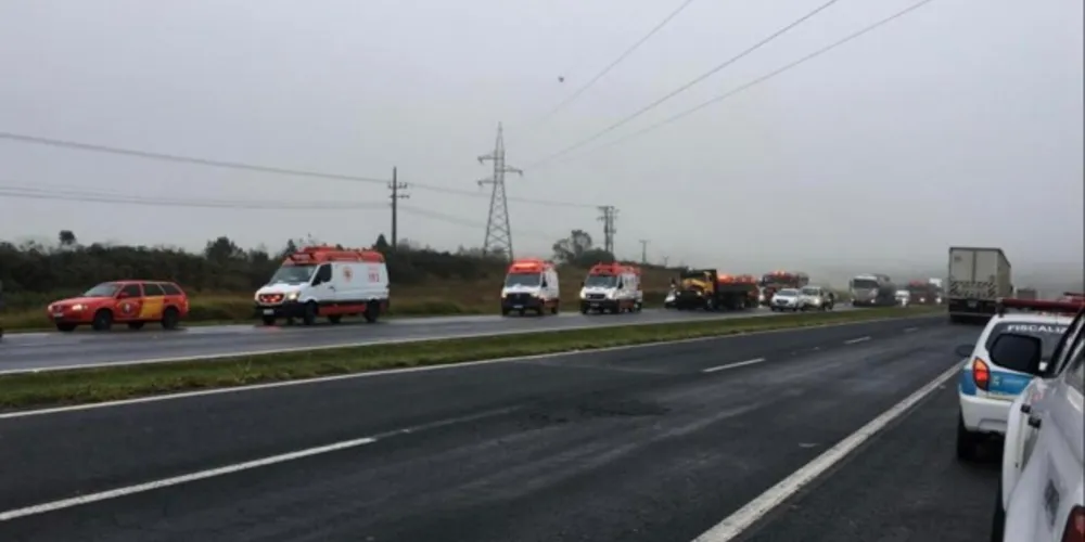Segundo informações preliminares da PRE, acidente envolve três veículos, sendo dois automóveis e um caminhão
