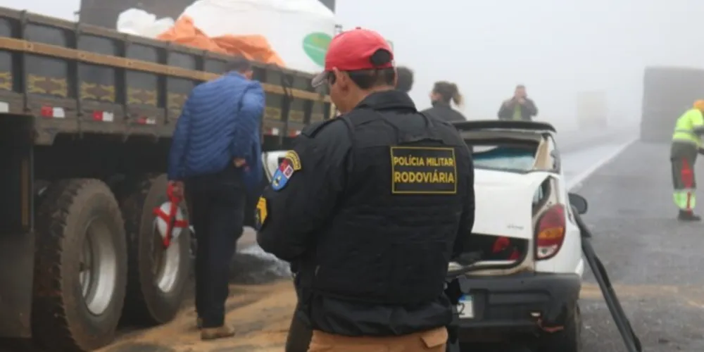 Colisão entre dois caminhões e um carro ainda deixou três pessoas gravemente feridas nesta quarta-feira (13)