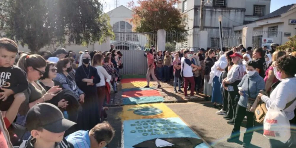 Milhares de ponta-grossenses participaram da procissão nesta quinta-feira