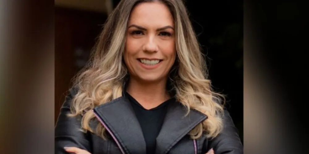 Esposa e mãe de quatro filhos sua história inclui adoção, superação, milagres e muito trabalho.