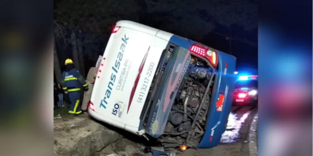 Ônibus com 31 passageiros tomba na BR-277