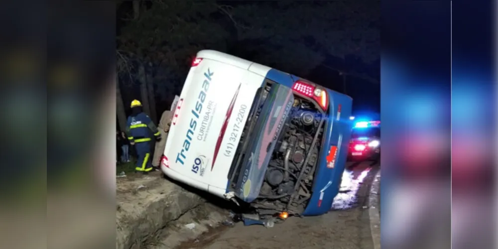 Ônibus com 31 passageiros tomba na BR-277