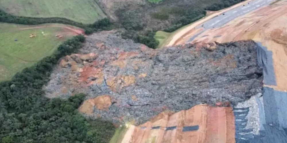 Trabalhador caiu com retroescavadeira em um barranco do aterro sanitário.