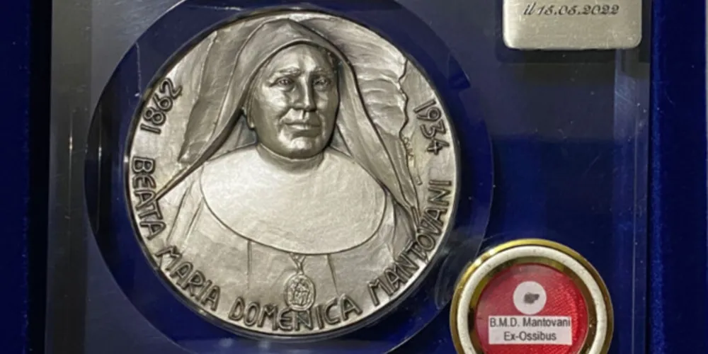 Pároco e religiosas receberam presente pela canonização