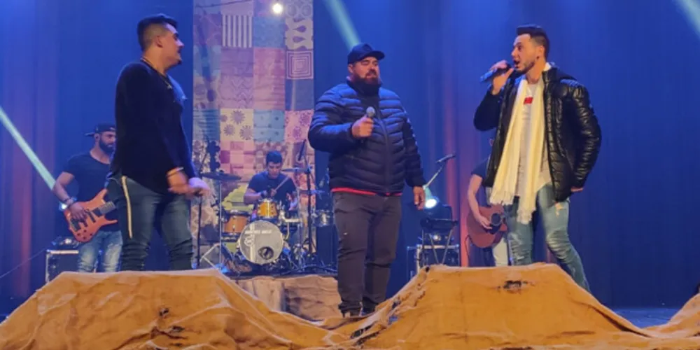 Festival de Inverno foi encerrado com o show da dupla ponta-grossense Kelvin e Kauan, na foto, junto com eles está o músico sertanejo Maick.