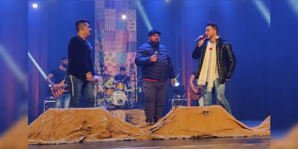 Festival de Inverno foi encerrado com o show da dupla ponta-grossense Kelvin e Kauan, na foto, junto com eles está o músico sertanejo Maick.