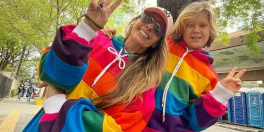 Imagem ilustrativa da imagem Adriane Galisteu leva o filho à parada gay e é criticada